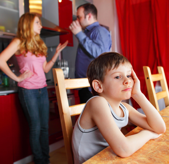 La séparation parentale se traduit par une baisse de niveau de vie marquée et durable pour les enfants